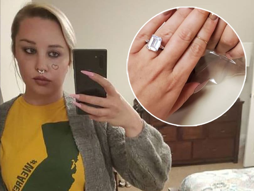 amanda bynes is engaged shows off her ring photo pregnancy announcement picture frame