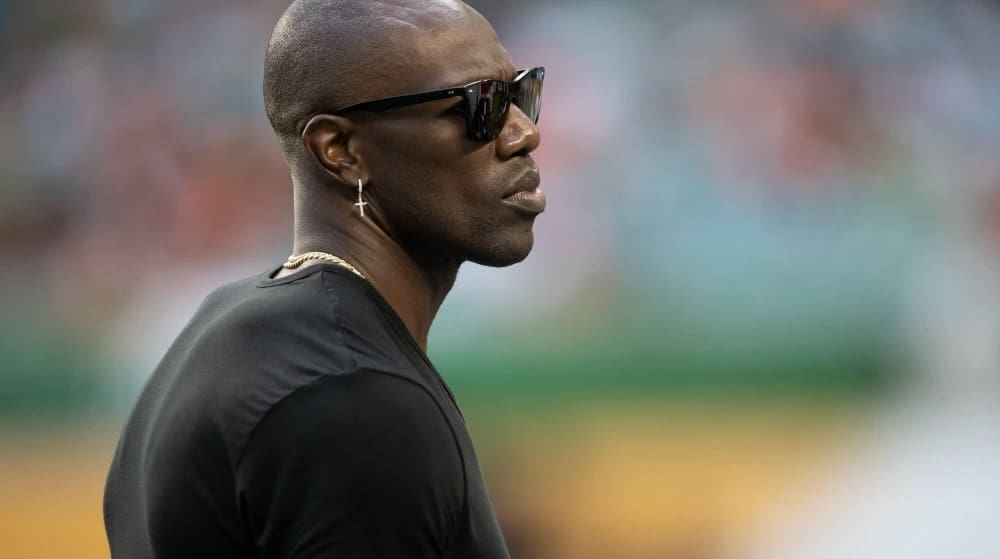 Terrell Owens Gets into Fight with Man Outside Los Angeles-Area Drug Store [Video]