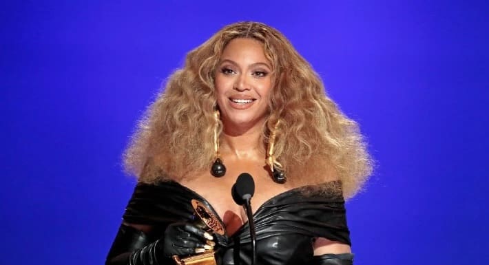 Beyoncé Seems To Have Sent Out Mysterious ‘Winter Renaissance’ Holiday Cards, Leaving Fans Curious [Photos]