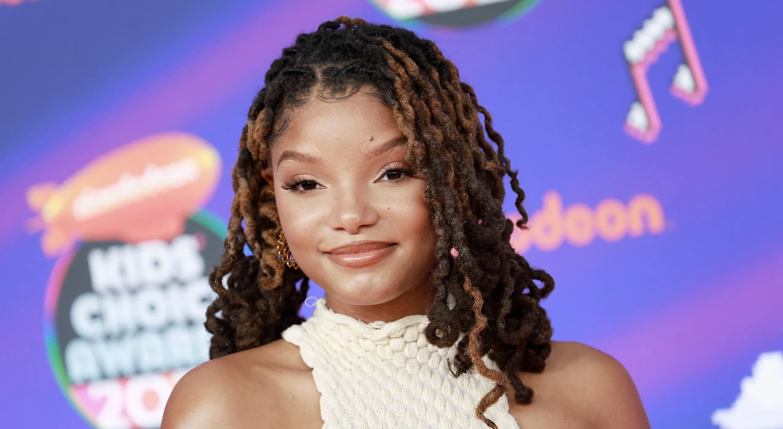 Halle Bailey Shared An Adorable Video Of A Little Fan Who Just Could Not Let Go Of Her At Disney