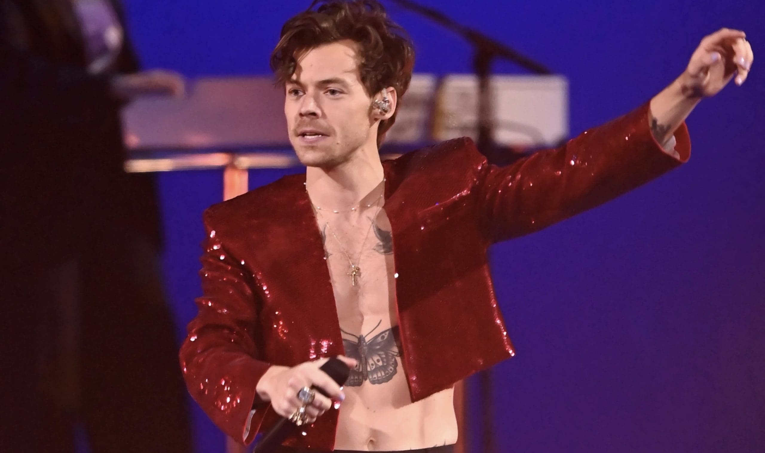 Harry Styles and Emily Ratajkowski Spark Dating Rumors After Photos of Them Kissing Circulate on Social Media [Video]