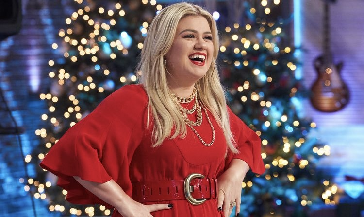 Kelly Clarkson Assists Gay Couple To Get Married On New Year’s Eve At Her Vegas Show [Video]