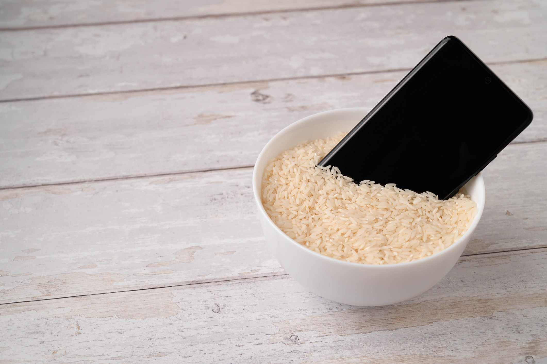 Apple Officially Warns Users to Stop Putting Wet iPhones in Rice