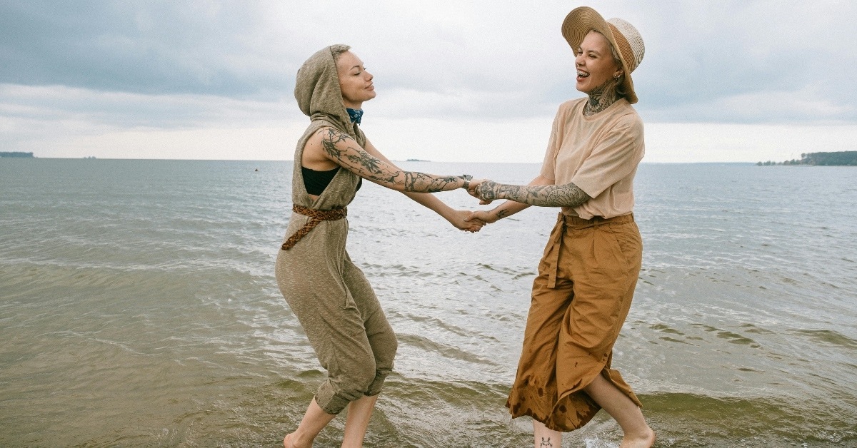 Lesbian couples hold hands on beach