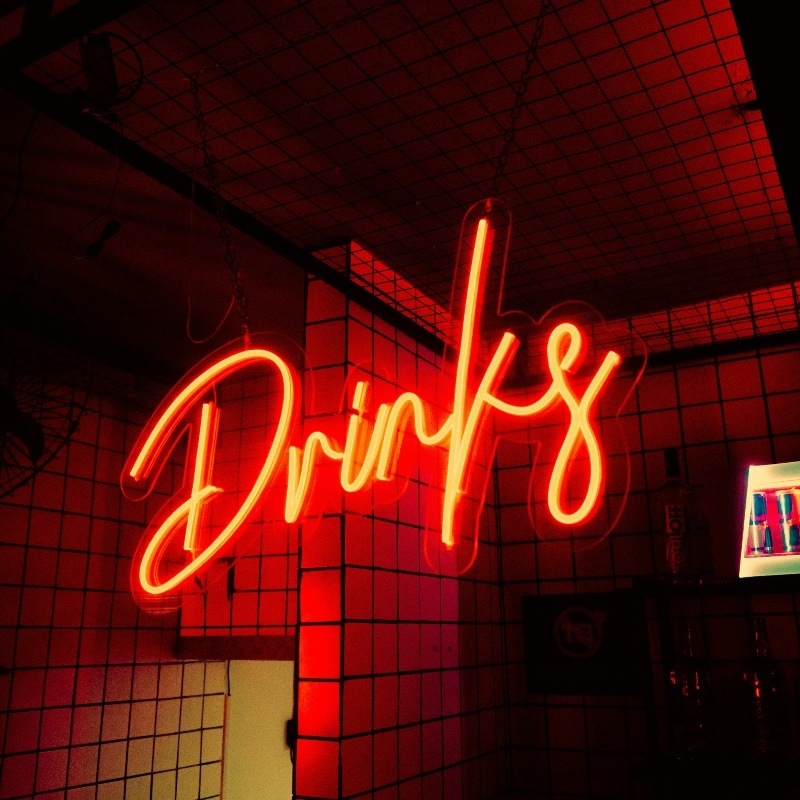 Neon sign that reads "drinks"